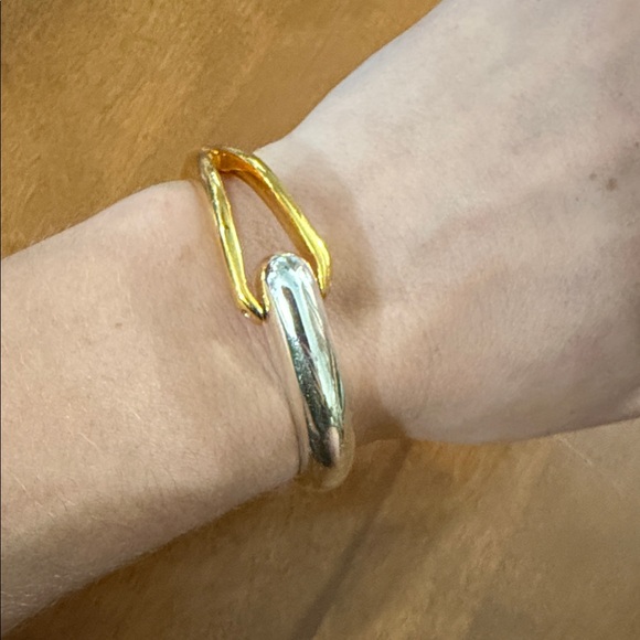 Vintage Elegant Two-Tone Bangle Bracelet - Picture 6 of 6